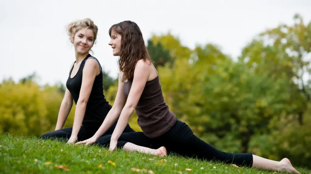 Outdoor Yoga Vs Indoor Yoga: Which Is Better? 🧘
